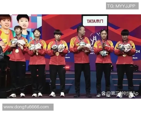 足球明星齐聚一堂共同庆祝荣耀时刻的精彩瞬间集体合影